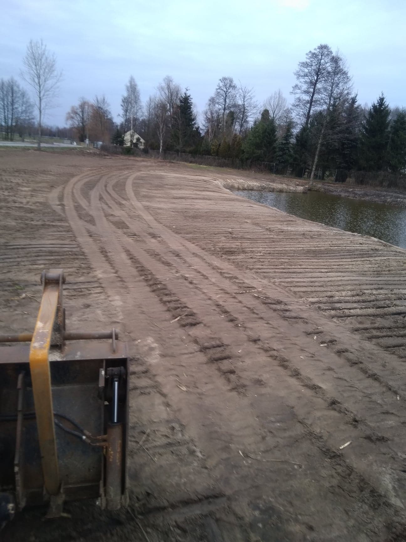 Wykop pod zbiornik wodny plus niwelacja terenu.