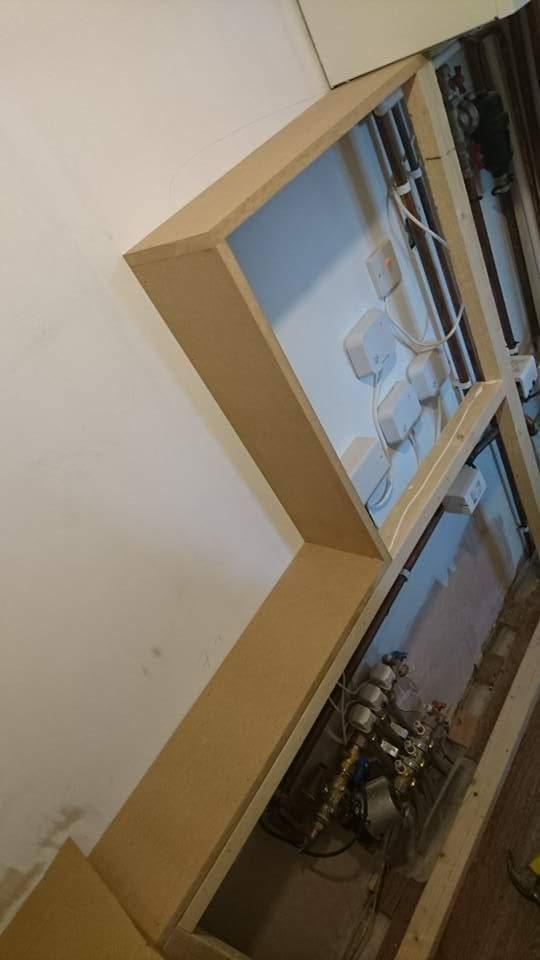 Konstrukcja z płyty MDF maskująca instalację elektryczną i hydrauliczną w trakcie prac wykończeniowych wnętrza.