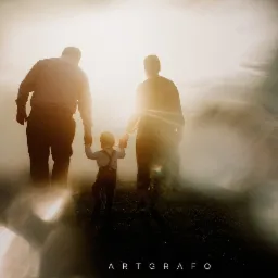 Sylwetki rodziny (ojciec, matka i małe dziecko) idącej pod słońce, z efektem bokeh w tle i pierwszym planie.