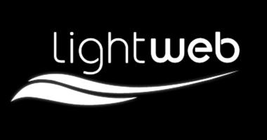 Białe logo Lightweb na czarnym tle, przedstawiające nazwę firmy z elementem graficznym przypominającym falę pod nią.
