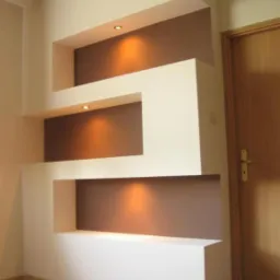 Wnęka z płyt gipsowo-kartonowych z trzema poziomami, podświetlona punktowymi lampami, w pomieszczeniu z drewnianą podłogą i drzwiami.