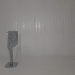 Chromowana deszczownica z kwadratową głowicą i minimalistyczna bateria umywalkowa na tle białej ściany z falistą strukturą.