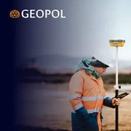 Geodeta w pomarańczowej kurtce i białym kasku obsługuje precyzyjny odbiornik GNSS na tyczce, z logo firmy GEOPOL w lewym górnym rogu.