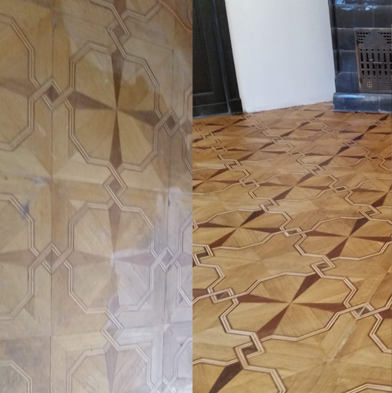Parkiet z geometrycznym wzorem, połowa po renowacji: widoczna różnica w kolorze i połysku między starą a odnowioną powierzchnią.
