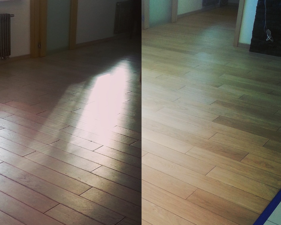 Parkiet drewniany z efektem przed i po renowacji, widoczne różnice w odcieniu i połysku, z silnym refleksem światła na lewej stronie.