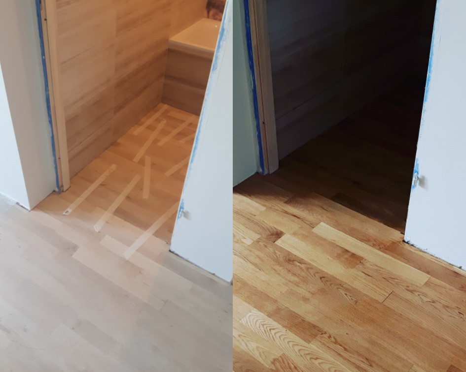 Porównanie połowy podłogi drewnianej przed i po renowacji, z widoczną taśmą malarską zabezpieczającą ściany i schody w tle.