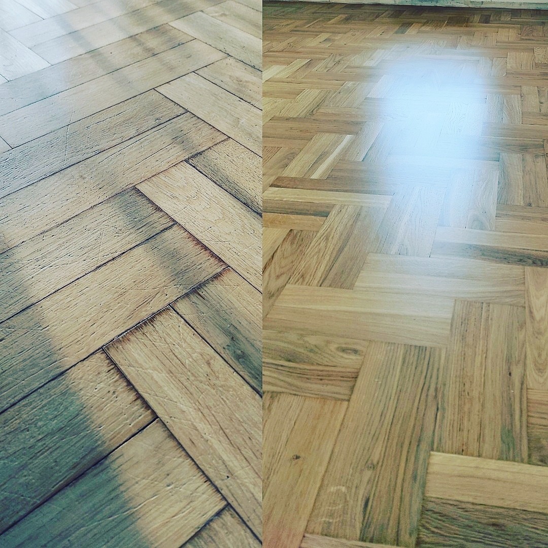 Parkiet ułożony w jodełkę, z lewej strony widoczne ślady użytkowania przed cyklinowaniem, prawa strona po cyklinowaniu z widocznym połyskiem.