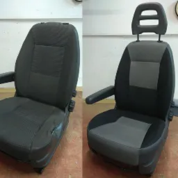 Porównanie fotela samochodowego przed i po renowacji tapicerki, widoczne uszkodzenie na lewym fotelu i odnowiony wygląd na prawym fotelu.