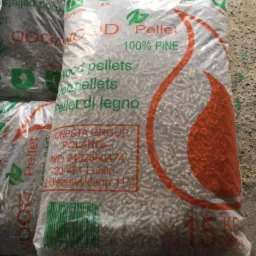 Worek 15 kg z pelletem drzewnym 100% sosnowym, z widocznym logo producenta 'ONESTA GROUP POLAND' i adresem w Lublinie, na tle innych worków z pelletem.