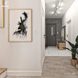 Nowoczesny przedpokój z obrazem jelenia w stylu akwareli, drewnianą podłogą i minimalistycznym oświetleniem punktowym.