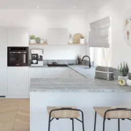 Wizualizacja minimalistycznej kuchni z wyspą i hokerami, jasne drewniane podłogi w jodełkę, białe szafki z czarnym piekarnikiem i ekspresem do kawy, szary blat, na ścianie zegar z motywem mapy świata.