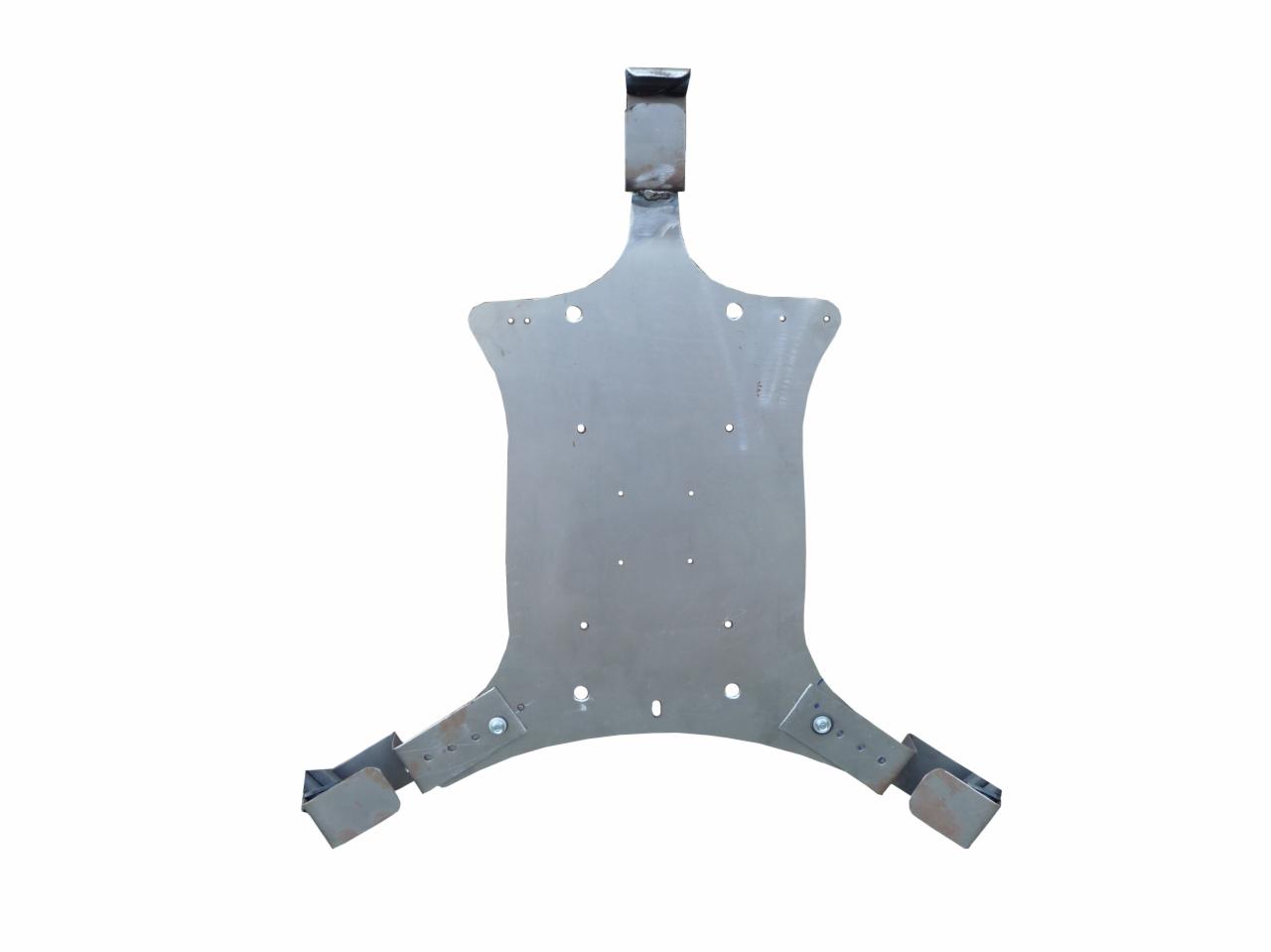 Surowy, metalowy element konstrukcyjny z licznymi otworami i przyspawanymi wspornikami, widoczny na białym tle.