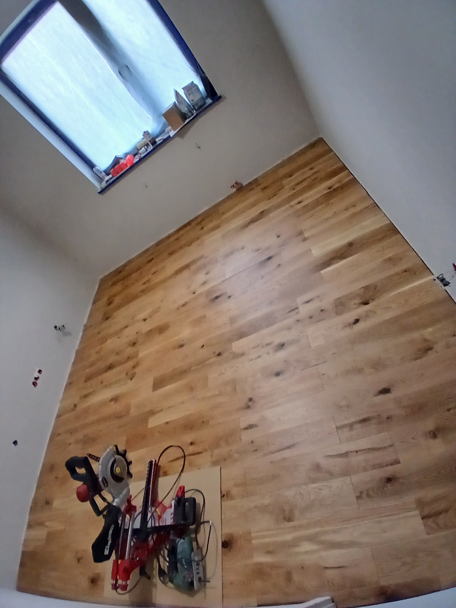 Deska barlinecka i gładź w pokoju