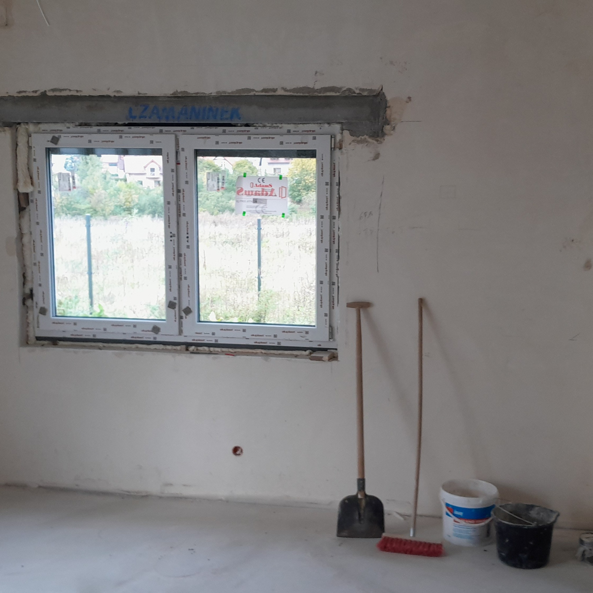 Montarz nadproża stalowego i obsadzenie okna. Wcześniej była ściana.