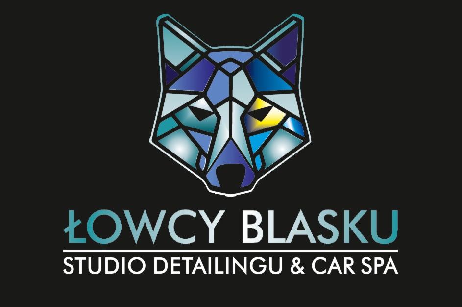 Logo firmy 'Łowcy Blasku Studio Detailingu & Car Spa' z geometryczną głową wilka w odcieniach niebieskiego i białego na czarnym tle.