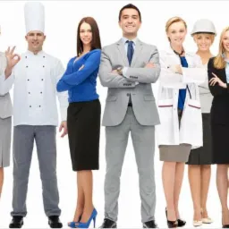 Grupa uśmiechniętych osób reprezentujących różne zawody, w tym malarz, urzędnik, kucharz, biznesmen, lekarz i sportowiec, stojących obok siebie na białym tle.