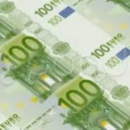 Układ banknotów 100 euro, widoczne znaki wodne, delikatne zielone i białe tło, perspektywa ukośna.