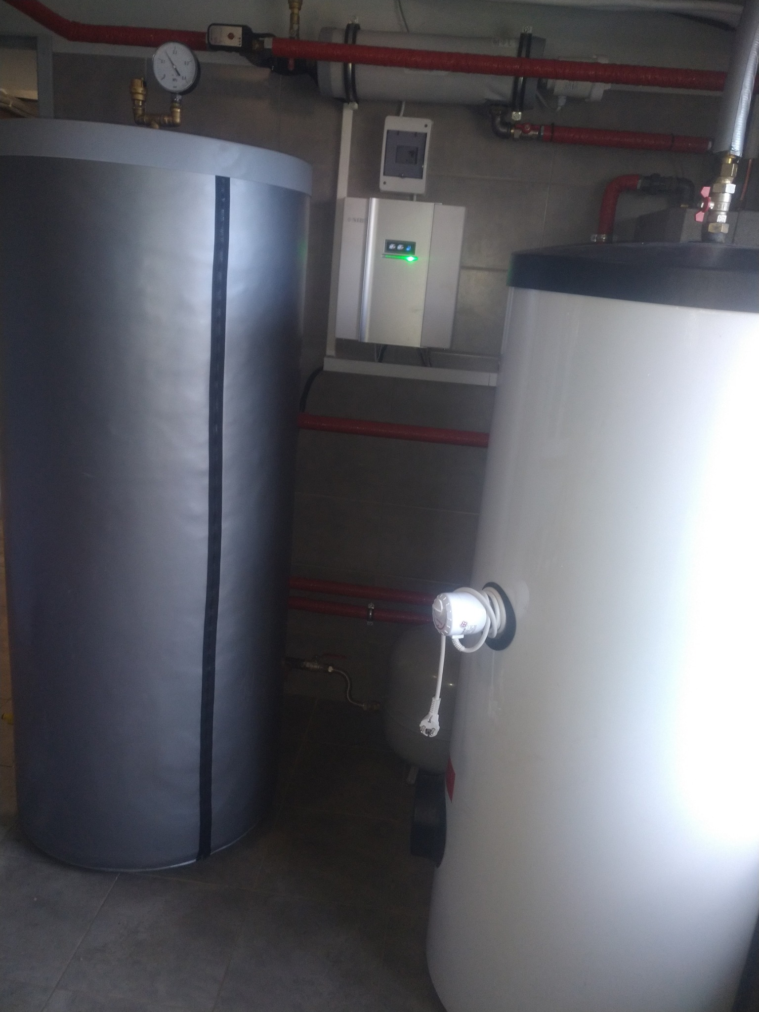 Pompa ciepła Nibe jednostka wewnętrzna z zasobnikiem buforowym i ciepłej wody użytkowej