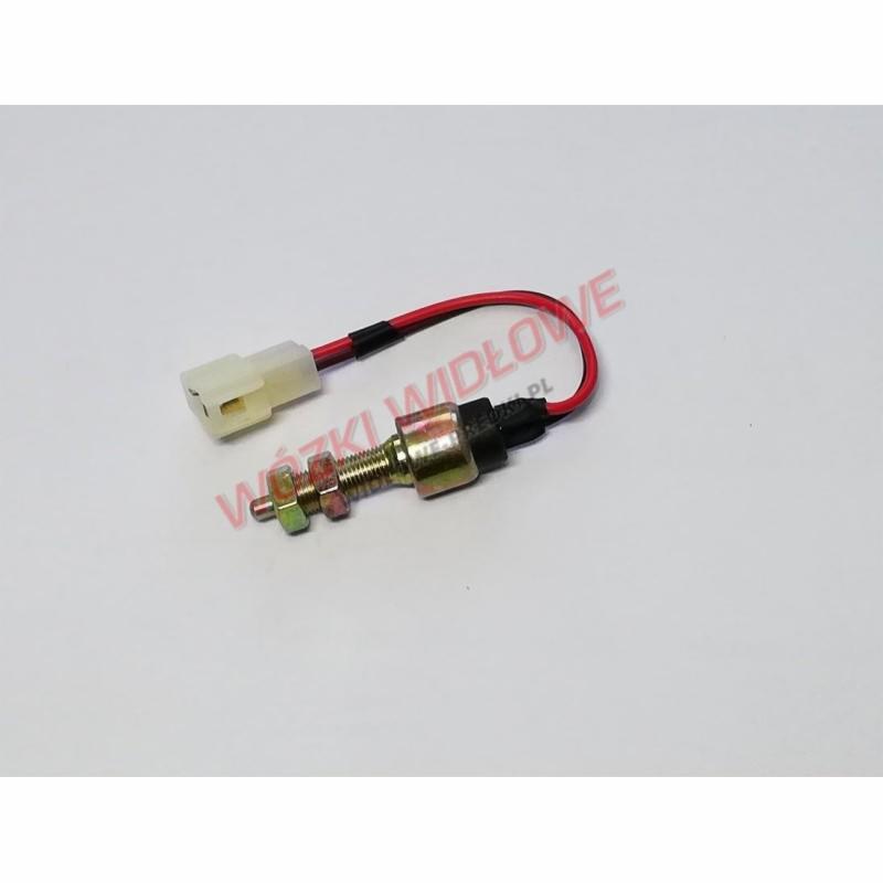Czujnik z wtyczką i przewodem, element układu hamulcowego wózka widłowego, widoczne nakrętki i gwintowany trzpień.