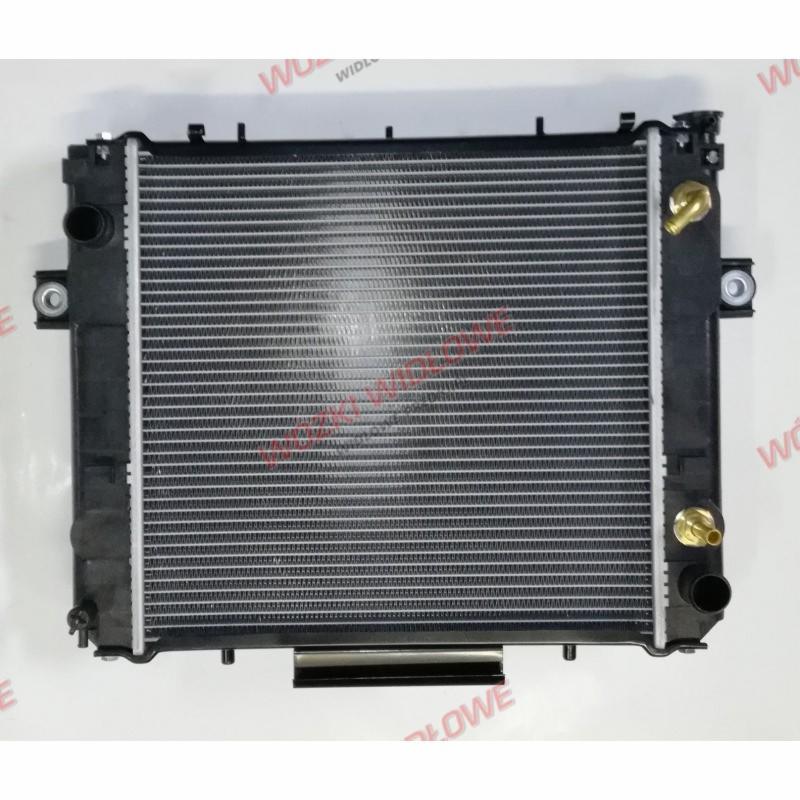 Nowa chłodnica do wózka widłowego, widoczne mosiężne złączki i czarna obudowa, na jasnym tle.