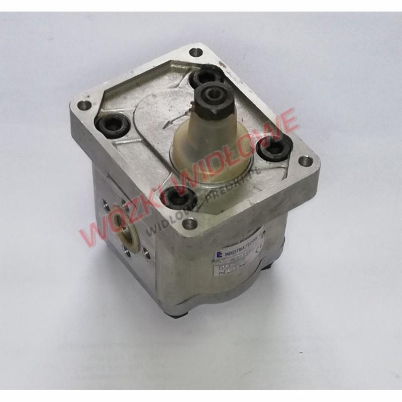 Szara pompa hydrauliczna z sześcioma śrubami w obudowie, widoczne oznaczenia producenta Industrialtechnic.