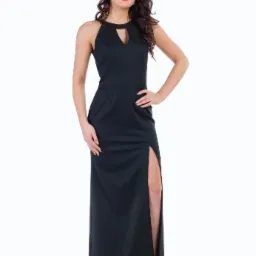 Kobieta w eleganckiej, czarnej sukni wieczorowej z rozcięciem na udzie, pozująca na białym tle.