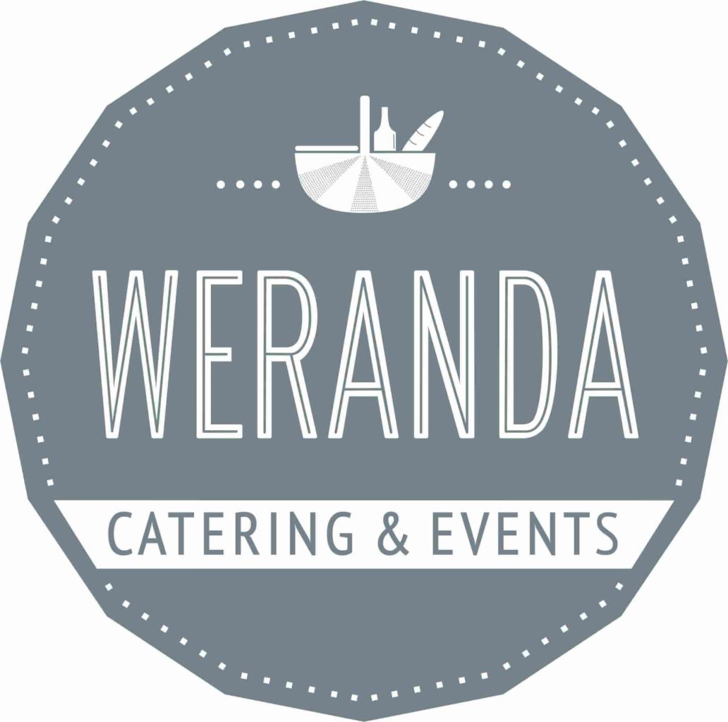 Szary, wielokątny logotyp firmy 'WERANDA Catering & Events' z ikoną koszyka piknikowego zawierającego butelkę i bagietkę.