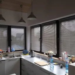 Żaluzje drewniane 25 mm, kolor szary, montaż zewnętrzny na skrzydło okienne z prowadzeniem bocznym.