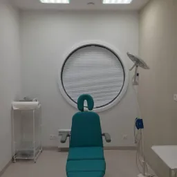 Plisa okrągła zamontowana na oknie typu bulaj. Tkanina podgumowana blackout (zaciemniająca)