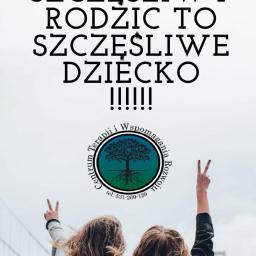 Centrum Terapii i Wspomagania Rozwoju - Dwie kobiety, tyłem, pokazują znak zwycięstwa na tle mostu Golden Gate i hasła 'Szczęśliwy rodzic to szczęśliwe dziecko' oraz loga Centrum Terapii i Wspomagania Rozwoju.