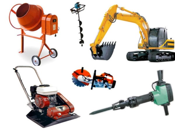 Kompilacja sprzętu budowlanego: betoniarka, wiertnica glebowa, koparka, zagęszczarka gruntu, przecinarka do betonu i młot pneumatyczny na białym tle.