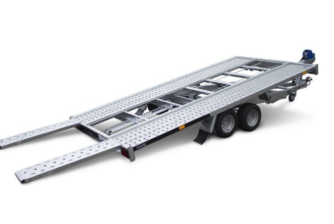 Nowa, srebrna laweta marki Martz z najazdami, na białym tle, widok z boku.