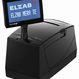 Czarna kasa fiskalna Elzab z ekranem wyświetlającym logo i nazwę modelu, widok z przodu na białym tle.