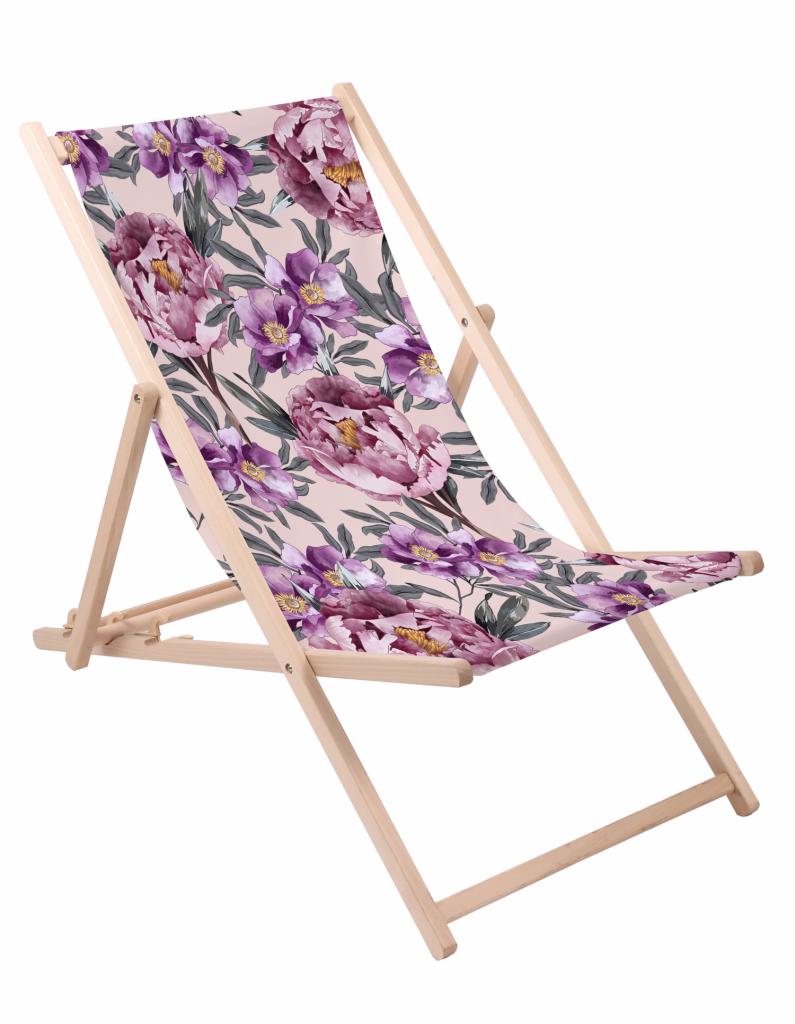 Drewniany leżak z tkaniną w kwiaty w odcieniach fioletu i różu, na białym tle.