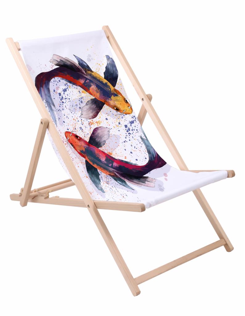 Drewniany leżak z białym płótnem ozdobionym akwarelowym motywem dwóch ryb koi w odcieniach pomarańczy, czerwieni i granatu, z rozbryzgami farby w tle.
