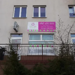 Fasada budynku z szyldem 'GABINET WETERYNARYJNY ANIMAL MEDICA' w Lubinie, widoczne okna i fragment zieleni przed wejściem.