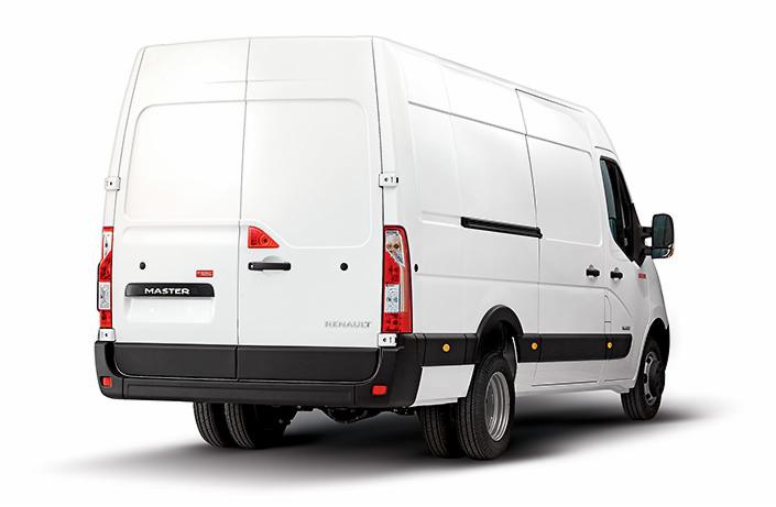 Tył białego samochodu dostawczego Renault Master z widocznymi światłami i napisem 'Master' na klapie bagażnika, na białym tle.