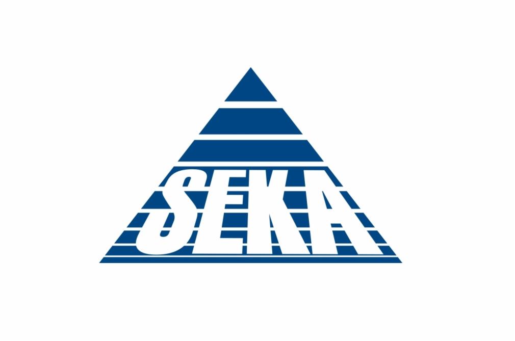 Niebieskie logo firmy SEKA w kształcie piramidy z poziomymi liniami na białym tle.
