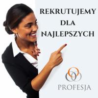 Uśmiechnięta kobieta w czarnym żakiecie wskazuje palcem na tekst 'Rekrutujemy dla najlepszych' obok logo firmy rekrutacyjnej.