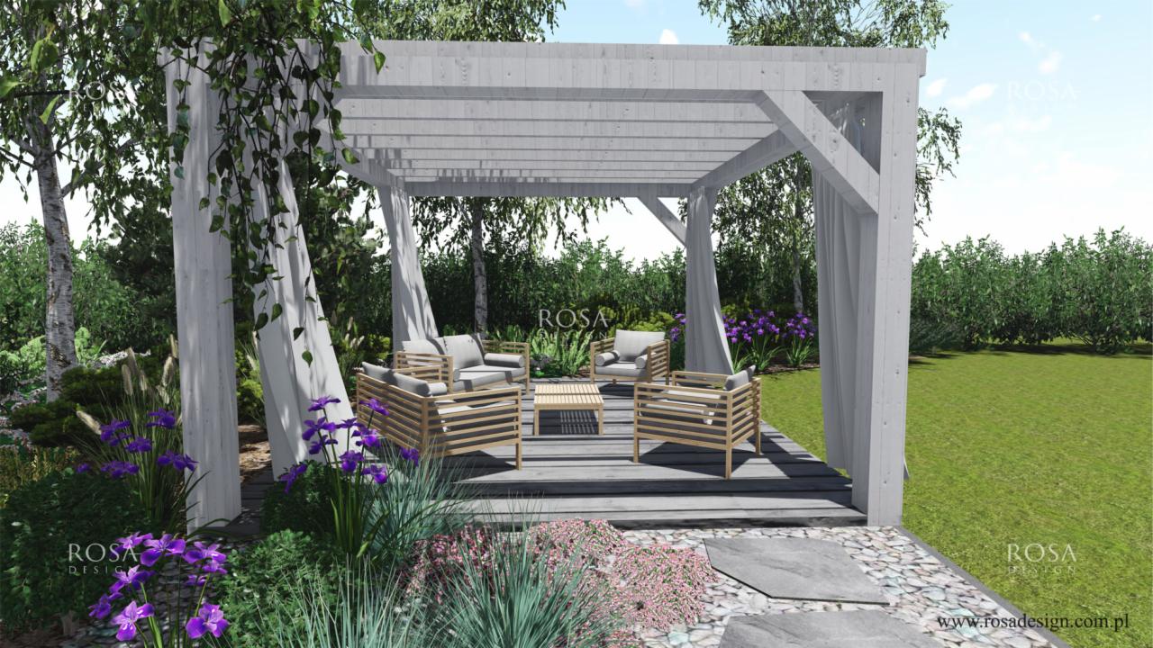 Wizualizacja drewnianej pergoli z białymi zasłonami, otoczonej kwitnącą roślinnością, z kompletem mebli wypoczynkowych na podwyższonym drewnianym tarasie.