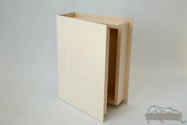 Drewniana skrzynka prezentowa z otwieranym wiekiem, wykonana z jasnego drewna, widoczny mechanizm otwierania.