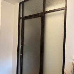 TNS-Glass - Szklane drzwi z brązową ramą i ozdobną fakturą szkła, zamontowane w Krzywdzie. Minimalistyczny design i dyskretne wykończenie.