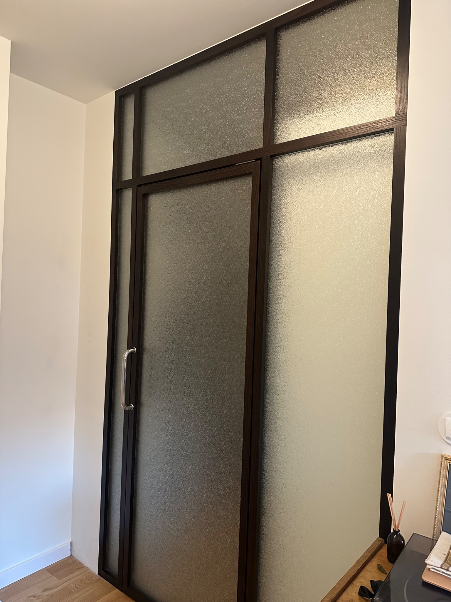 Szklane drzwi z brązową ramą i ozdobną fakturą szkła, zamontowane w Krzywdzie. Minimalistyczny design i dyskretne wykończenie.