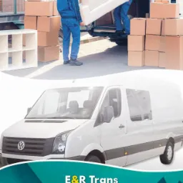 Dwóch mężczyzn w niebieskich uniformach wnosi białą sofę do białego furgonetki, obok ułożone kartony i biała szafka, w dolnej części grafika z białym furgonetem i danymi kontaktowymi firmy E&R Trans.