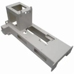 Biała, pomalowana proszkowo, metalowa rama urządzenia z licznymi otworami i wycięciami, widoczna z perspektywy, na białym tle.