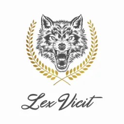 Grafika przedstawiająca głowę wilka z otwartym pyskiem, otoczoną złotym wieńcem laurowym, poniżej napis 'Lex Vicit' w ozdobnej czcionce.