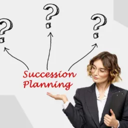 Kobieta w garniturze prezentuje koncepcję planowania sukcesji, ilustrowaną znakami zapytania i strzałkami, trzymając czarny notatnik.