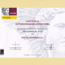 Skan certyfikatu autoryzowanego partnera Alior Leasing Sp. z o.o. dla Social Banking S.A. z datą 16 stycznia 2017, podpisanego przez Dyrektora Departamentu Sprzedaży Pośredniej Tomasza Piekarza...