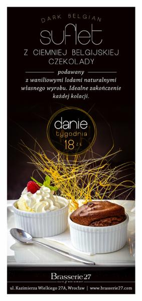 Plakat reklamowy Brasserie 27 z sufletem z ciemnej belgijskiej czekolady podawanym z waniliowymi lodami, udekorowanym maliną i miętą, obok leży łyżeczka.
