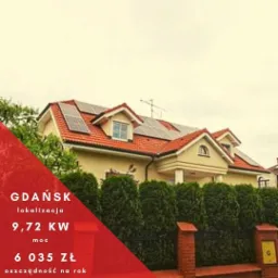 Dom jednorodzinny z panelami słonecznymi na dachu, widok zza niskiego muru i żywopłotu, z nałożoną grafiką informacyjną o lokalizacji Gdańsk, mocy 9.72 kW i oszczędności rocznej 6035 zł.